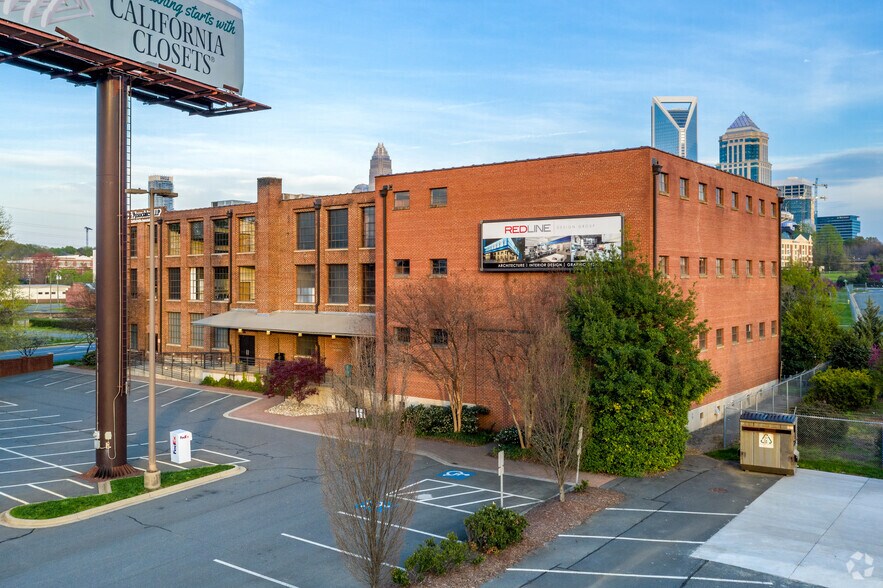 1023 W Morehead St, Charlotte, NC à louer - Photo de l’immeuble – Image 3 sur 8