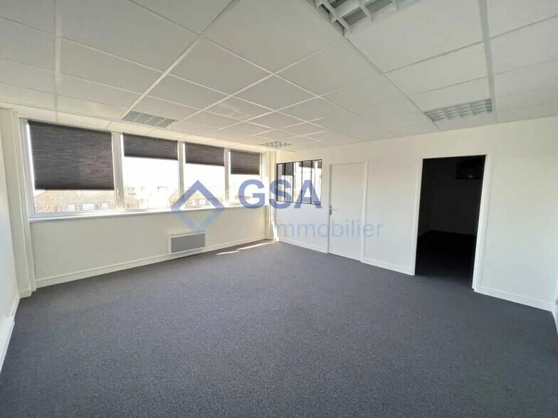 Bureau dans Évry-Courcouronnes à louer - Photo de l’immeuble – Image 1 sur 9
