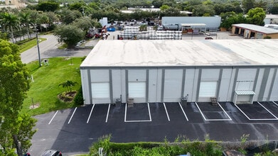 4227 Enterprise Ave, Naples, FL à louer Photo de l’immeuble– Image 1 sur 7