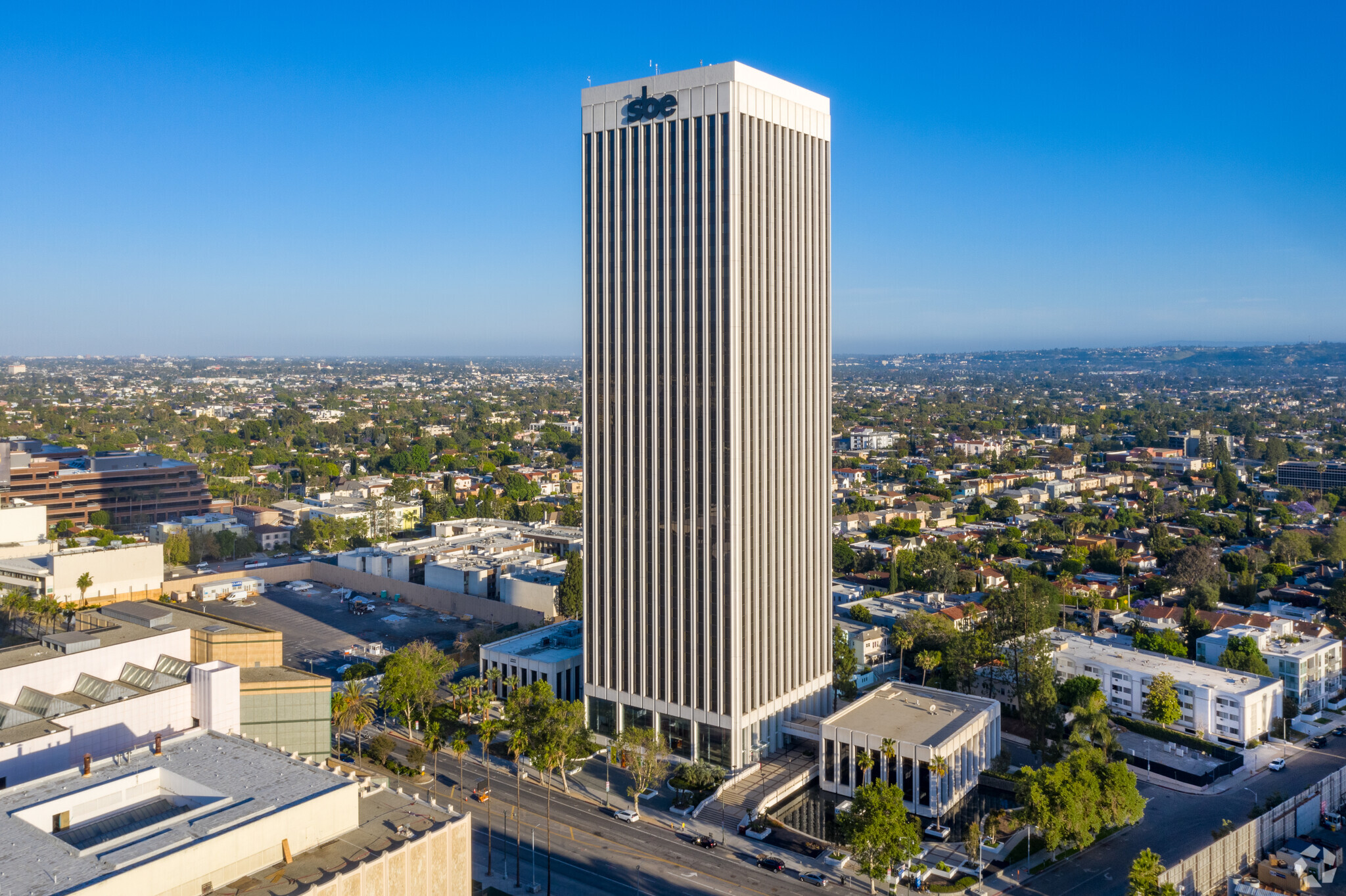 5900 Wilshire Blvd, Los Angeles, CA à louer Photo de l’immeuble– Image 1 sur 7