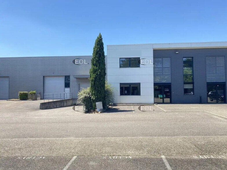 Local d’activités dans Saint-Priest à louer - Photo de l’immeuble – Image 2 sur 19