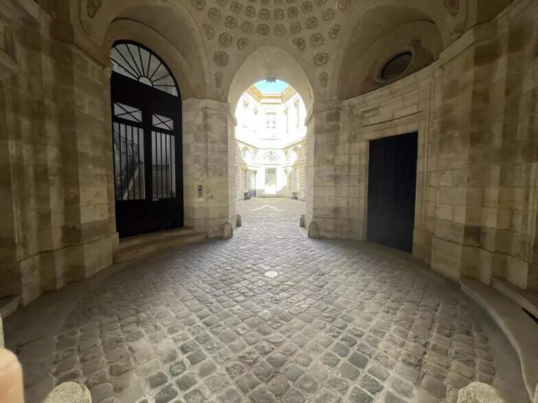 Bureau dans Bordeaux à louer - Photo de l’immeuble – Image 2 sur 10