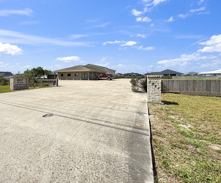 1321 Glenoak Dr, Corpus Christi, TX à vendre - Photo de l’immeuble – Image 2 sur 36