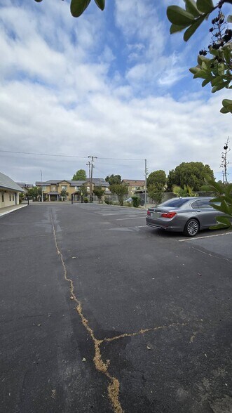 2215 N Fresno St, Fresno, CA à vendre - Photo de l’immeuble – Image 3 sur 31