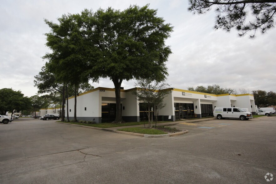 2313 W Sam Houston Pky N, Houston, TX à louer - Photo principale – Image 1 sur 1