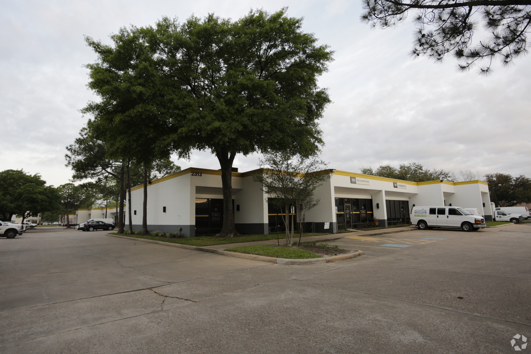 2313 W Sam Houston Pky N, Houston, TX à louer Photo de l’immeuble– Image 1 sur 2