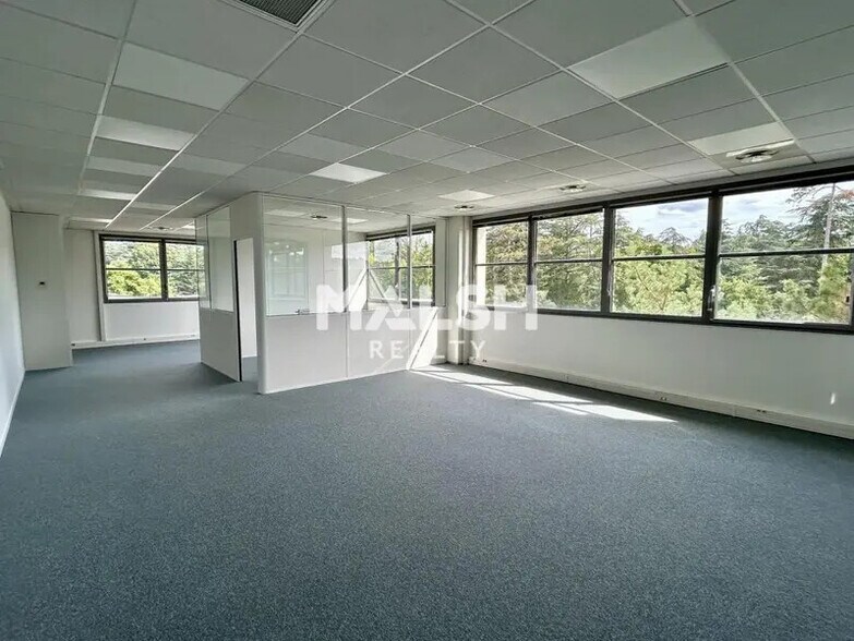 Bureau dans Saint-Genis-Laval à louer - Photo de l’immeuble – Image 3 sur 12