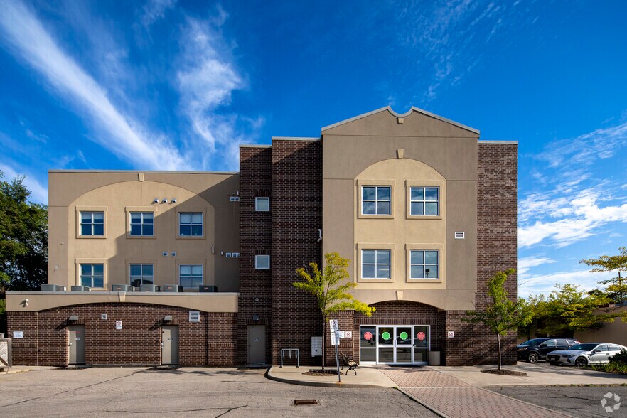 165 Cross Ave, Oakville, ON à louer - Photo de l’immeuble – Image 3 sur 10
