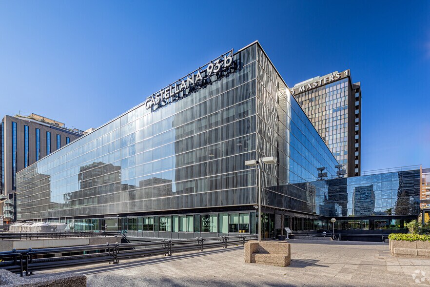 Avenida General Perón, 40, Madrid, Madrid à louer - Photo de l’immeuble – Image 1 sur 30