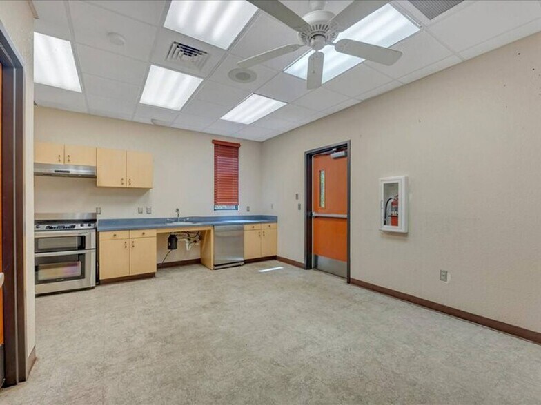 1225 N Mound St, Nacogdoches, TX à louer - Photo intérieure – Image 2 sur 26