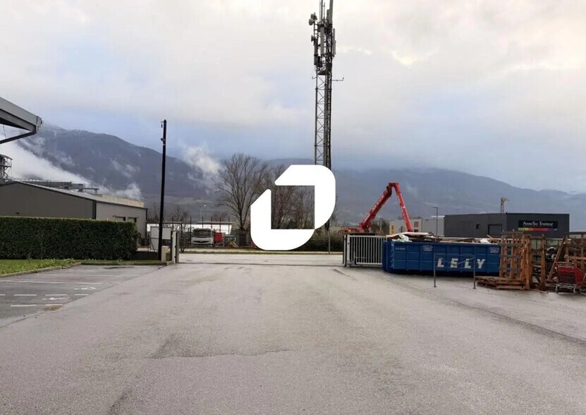 Local d’activités dans Le Touvet à louer - Photo de l’immeuble – Image 2 sur 10