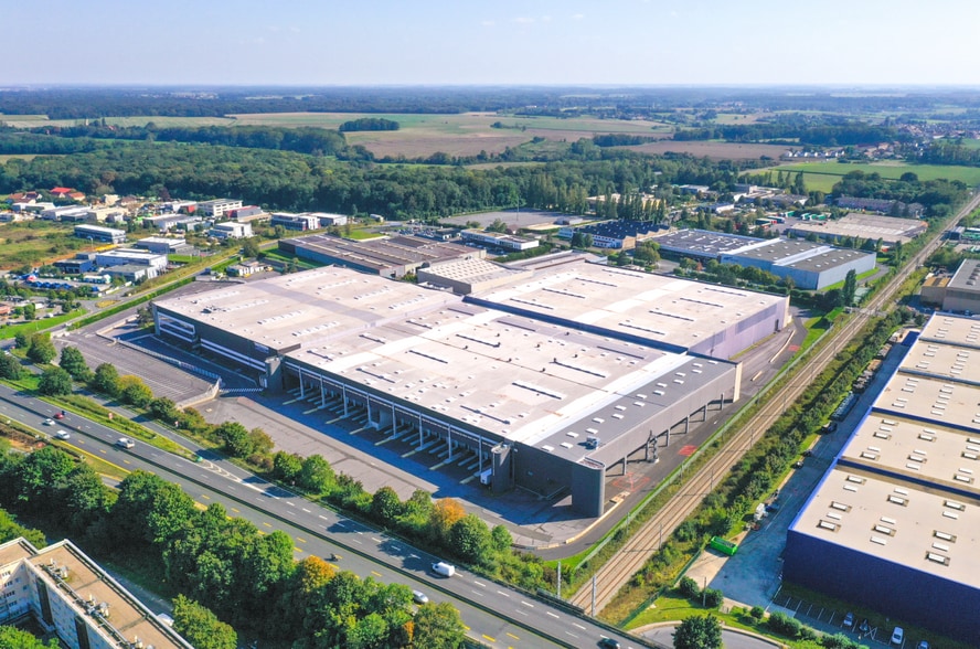 Industriel/Logistique dans Gretz-Armainvilliers à louer - Photo principale – Image 1 sur 1