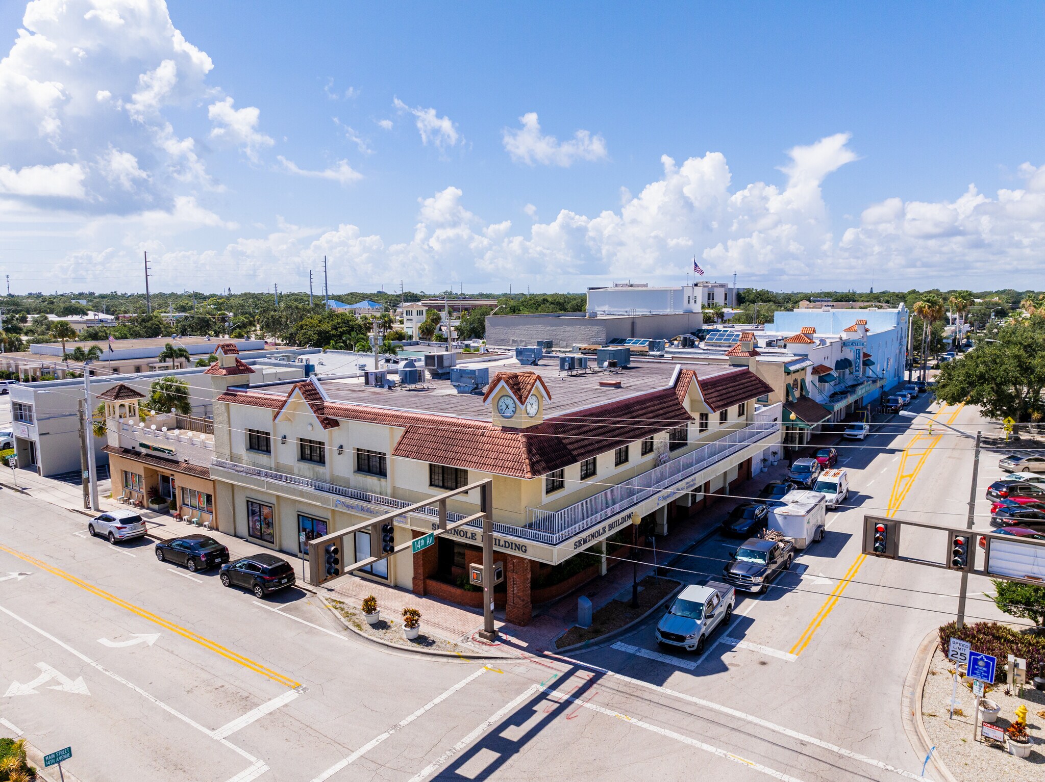 2058 14th Ave, Vero Beach, FL à louer Photo de l’immeuble– Image 1 sur 6