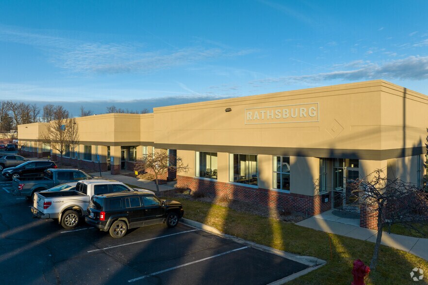 25873-25893 Meadowbrook Rd, Novi, MI à louer - Photo de l’immeuble – Image 3 sur 11