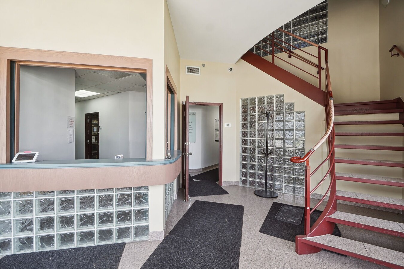110 Ch Du Tremblay, Boucherville, QC J4B 6Z6 - Lot 110 -  - Hall d’entrée - Image 1 of 5