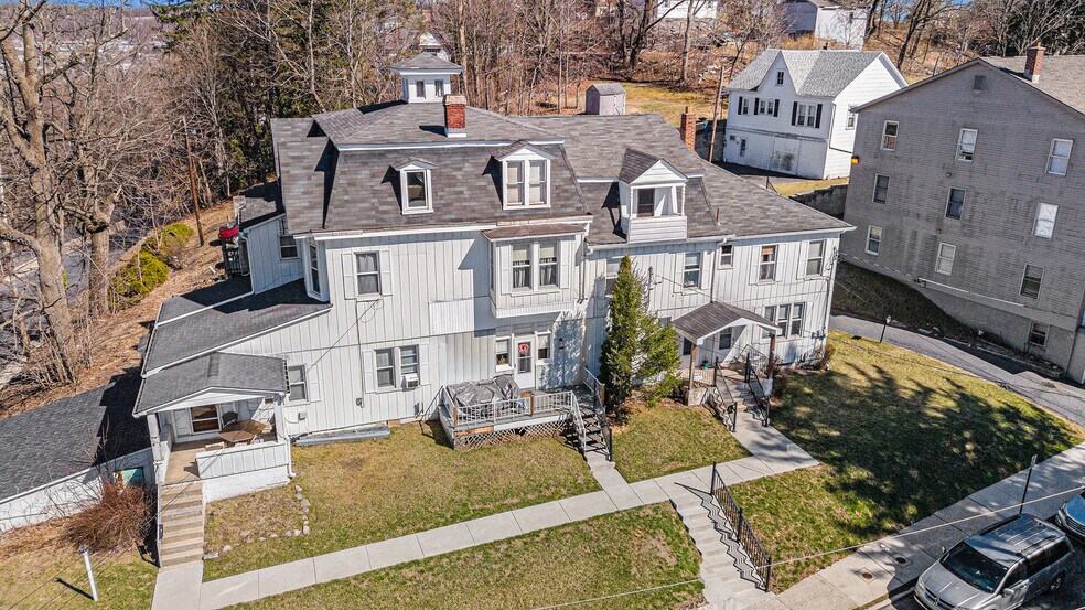 Immeuble residentiel dans Slatington, PA à vendre - Photo de l’immeuble – Image 1 sur 1