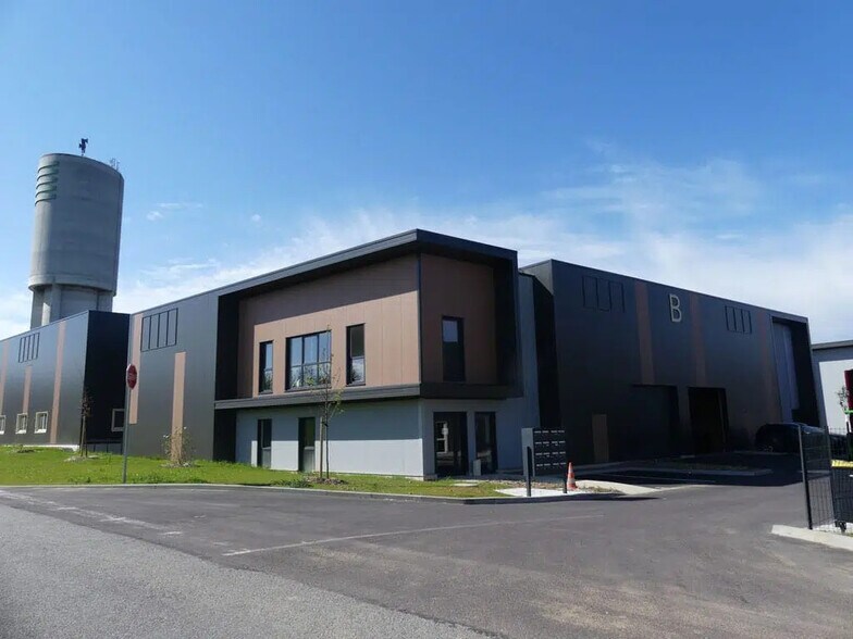 Local d’activités dans Épouville à louer - Photo de l’immeuble – Image 1 sur 5