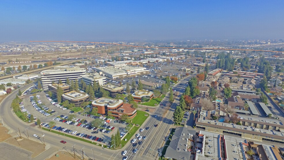 4550 california Ave, Bakersfield, CA à louer - Photo de l’immeuble – Image 3 sur 7