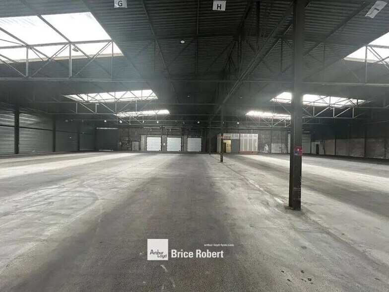 Local d’activités dans Vénissieux à louer - Photo principale – Image 2 sur 6