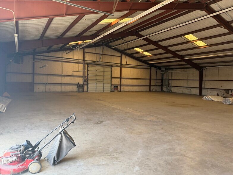 161 County Road 777, Devine, TX à vendre - Photo de l’immeuble – Image 3 sur 18