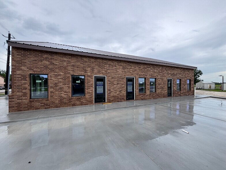2303 1st St, Danbury, TX à louer - Photo de l’immeuble – Image 2 sur 4