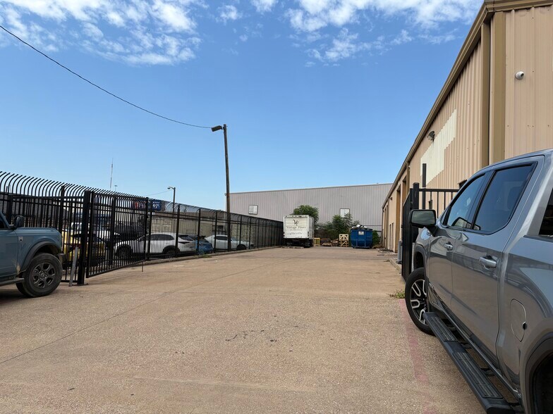 2215 Solona St, Haltom City, TX à vendre - Photo de l’immeuble – Image 3 sur 6