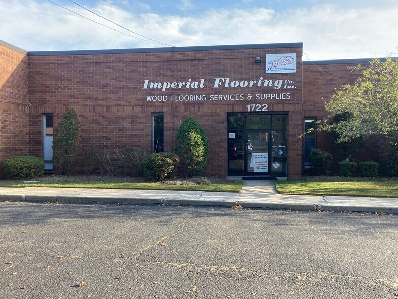 1722 Church St, Holbrook, NY à vendre - Photo de l’immeuble – Image 1 sur 8