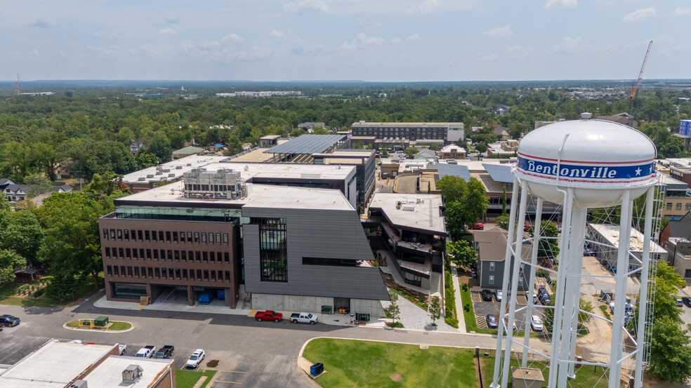 215 NW A St, Bentonville, AR à louer - Photo de l’immeuble – Image 2 sur 5