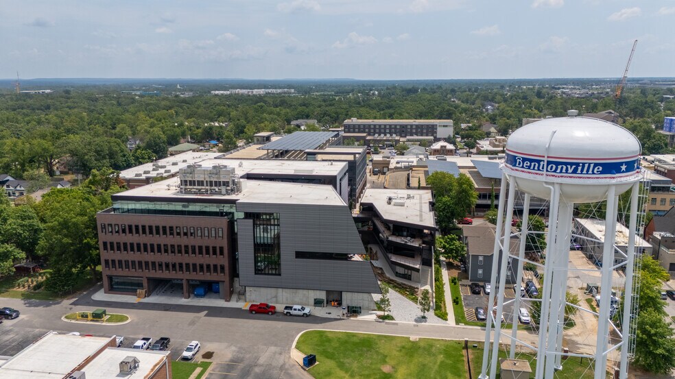 215 NW A St, Bentonville, AR à louer - Photo de l’immeuble – Image 3 sur 6