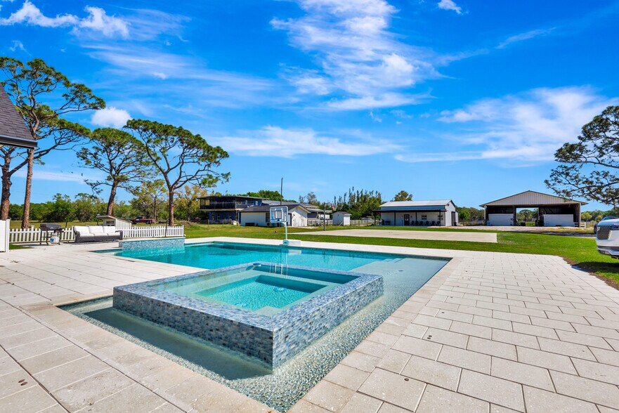 2400 Lorraine Rd, Sarasota, FL à vendre - Photo de l’immeuble – Image 3 sur 14
