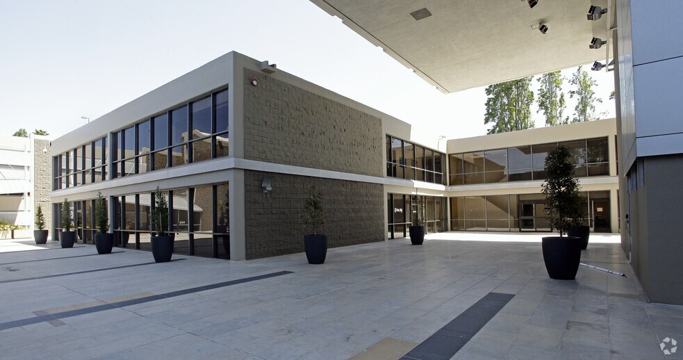 2121 S El Camino Real, San Mateo, CA à louer - Photo de l’immeuble – Image 2 sur 18