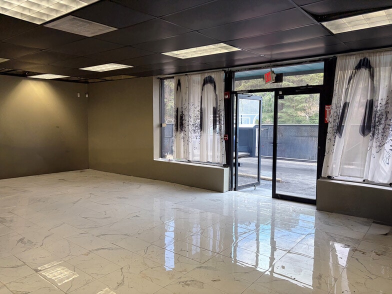 2476 Lawrence Ave, Atlanta, GA à vendre - Photo intérieure – Image 3 sur 4