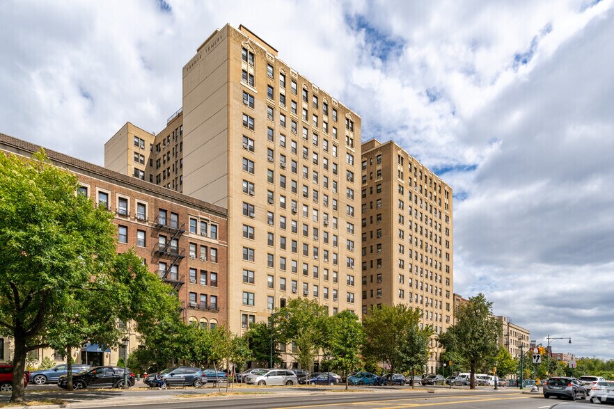 135 Eastern Pkwy, Brooklyn, NY à louer - Photo de l’immeuble – Image 3 sur 21