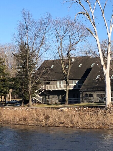 228-246 Waterfall Dr, Elkhart, IN à vendre - Photo de l’immeuble – Image 2 sur 18