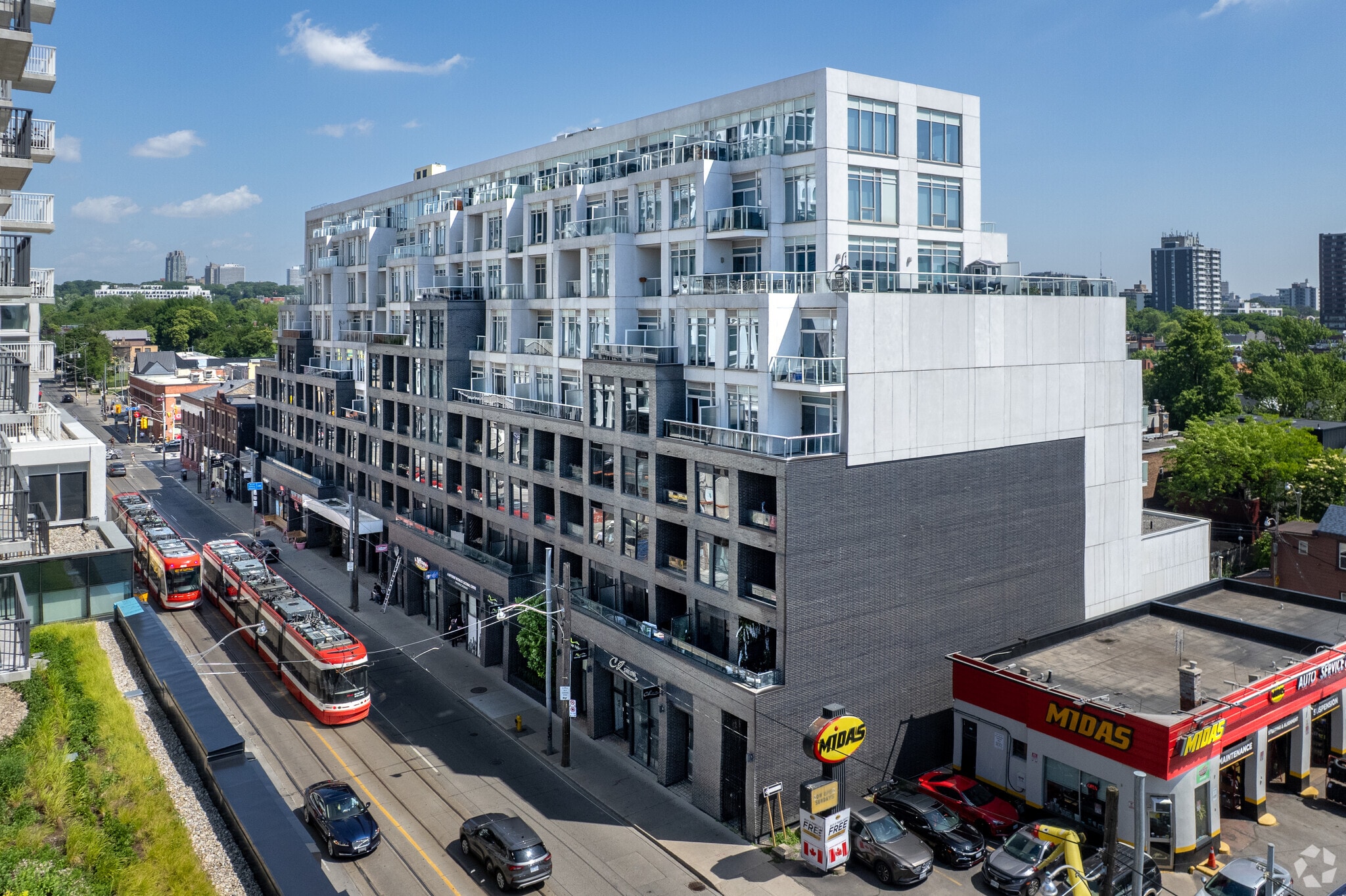 771-787 Bathurst St W, Toronto, ON à vendre Photo principale– Image 1 sur 1