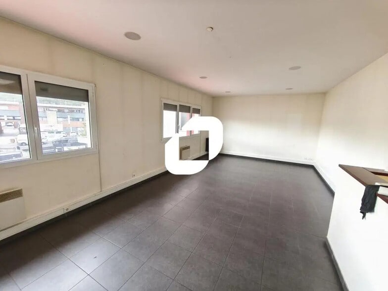 Local d’activités dans Neuilly-sur-Marne à louer - Photo de l’immeuble – Image 3 sur 3