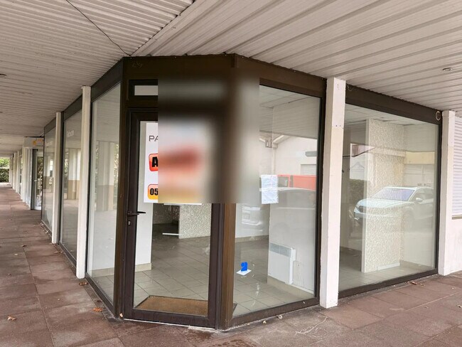 Plus de détails pour 3 Square Condorcet, Le Haillan - Local commercial à louer