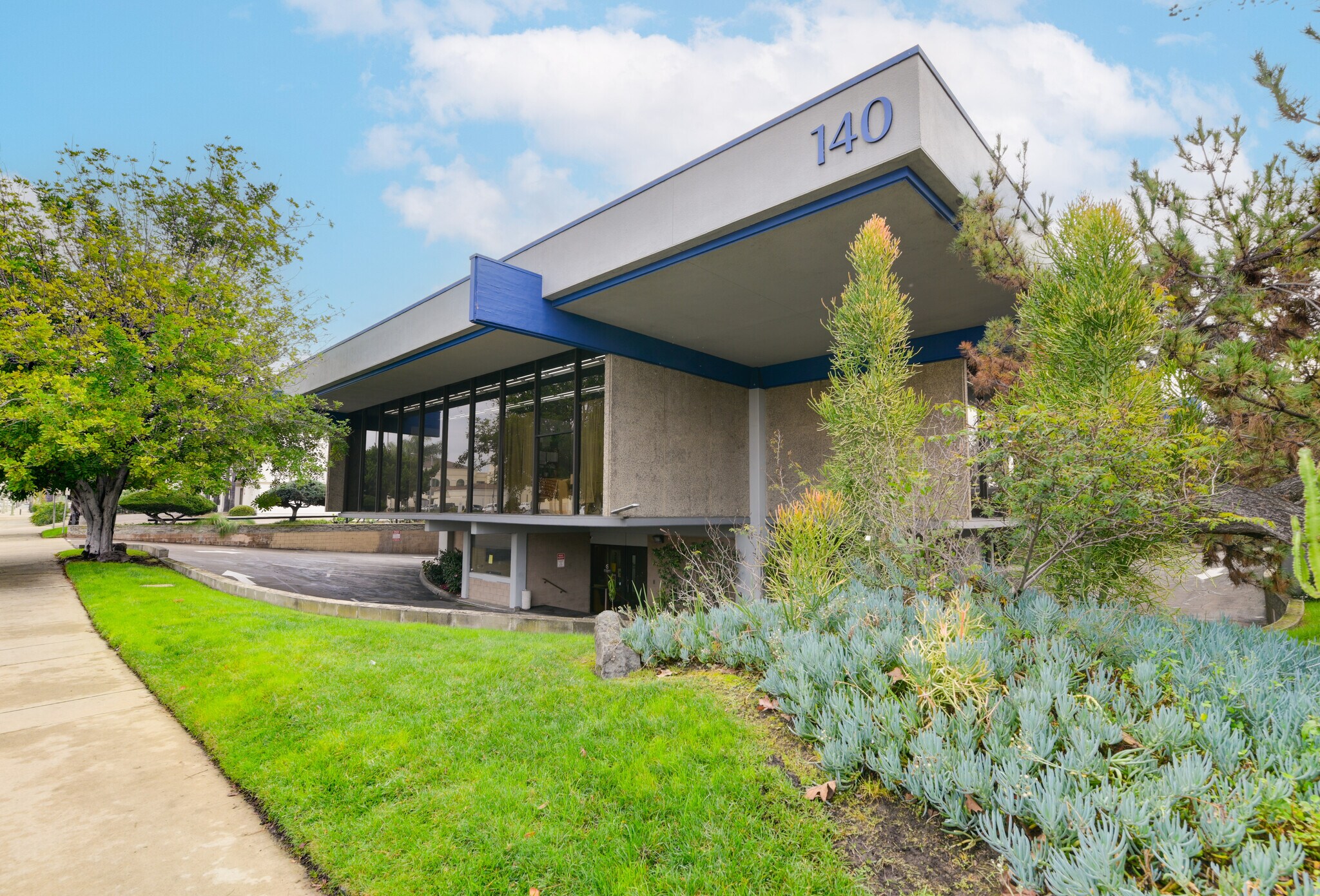 140 N Escondido Blvd, Escondido, CA à vendre Photo de l’immeuble– Image 1 sur 29