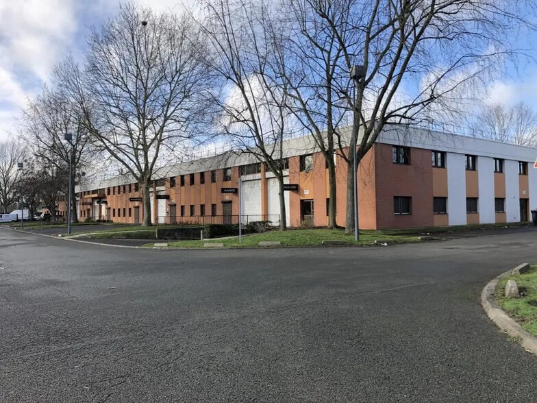 Local d’activités dans Villepinte à louer - Photo de l’immeuble – Image 1 sur 4