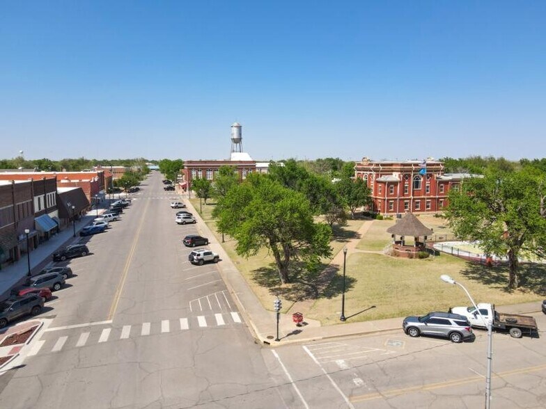 100 W 4th St, Hobart, OK à vendre - Photo de l’immeuble – Image 3 sur 72