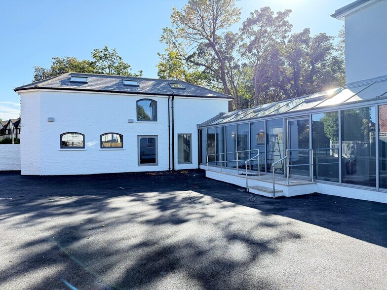116 Palmerston Rd, Buckhurst Hill à louer - Photo de l’immeuble – Image 1 sur 3