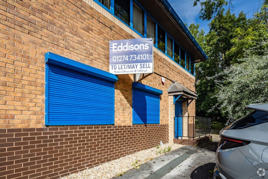 Roydsdale Way, Bradford à louer - Photo de l’immeuble – Image 2 sur 9