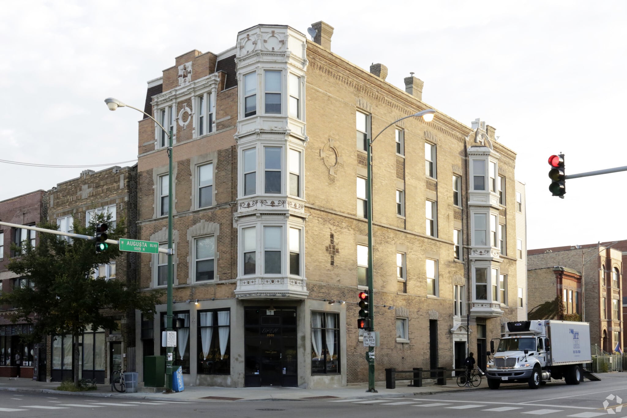 1001 N California Ave, Chicago, IL à louer Photo principale– Image 1 sur 5