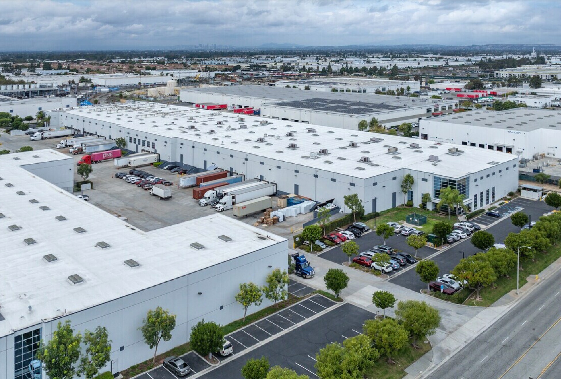 10715 Shoemaker Ave, Santa Fe Springs, CA à louer Aérien– Image 1 sur 9