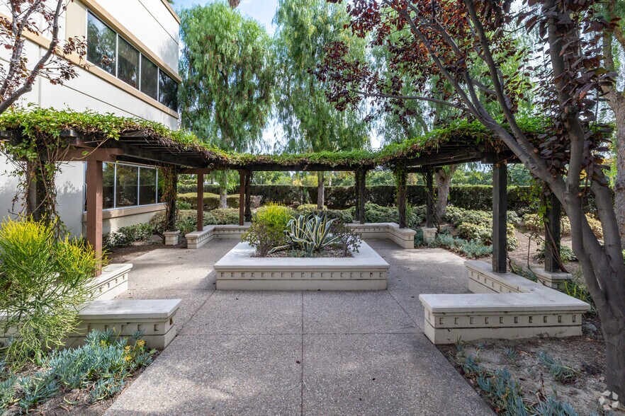 716 Corporate Center Dr, Pomona, CA à louer - Photo de l’immeuble – Image 3 sur 24