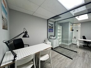 8200-8358 NW 30th Ter, Doral, FL à louer Photo intérieure– Image 2 sur 5