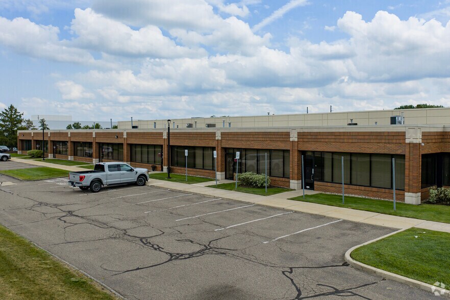 39205 Country Club Dr, Farmington Hills, MI à louer - Photo principale – Image 1 sur 6