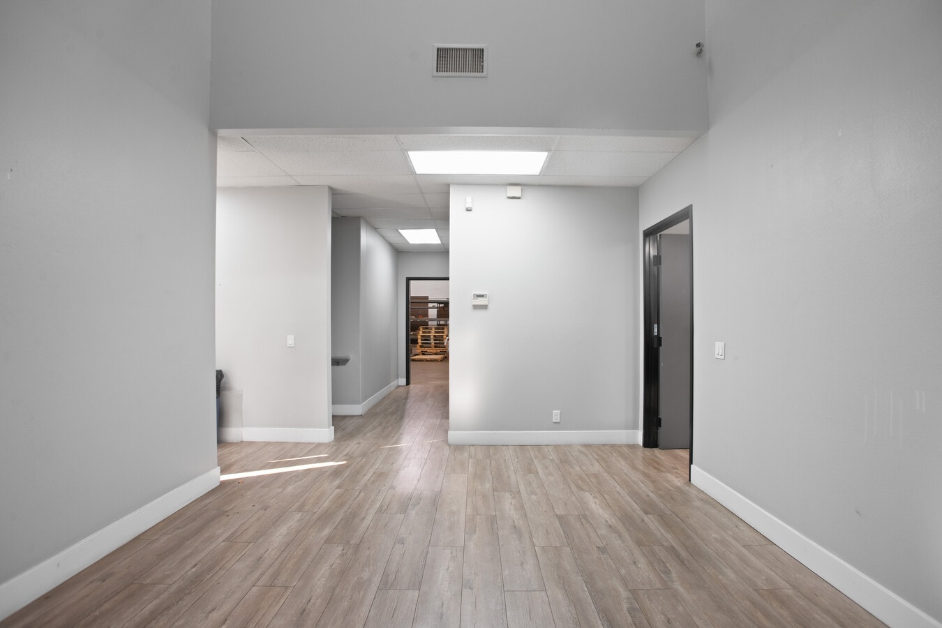 1351 S Lewis St, Anaheim, CA 92805 - Lot 1351 -  - Photo intérieure - Image 1 of 16