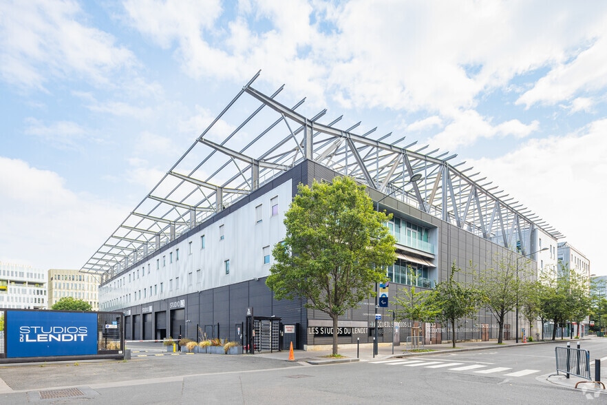 Bureau dans Saint-Denis à louer - Photo de l’immeuble – Image 2 sur 4
