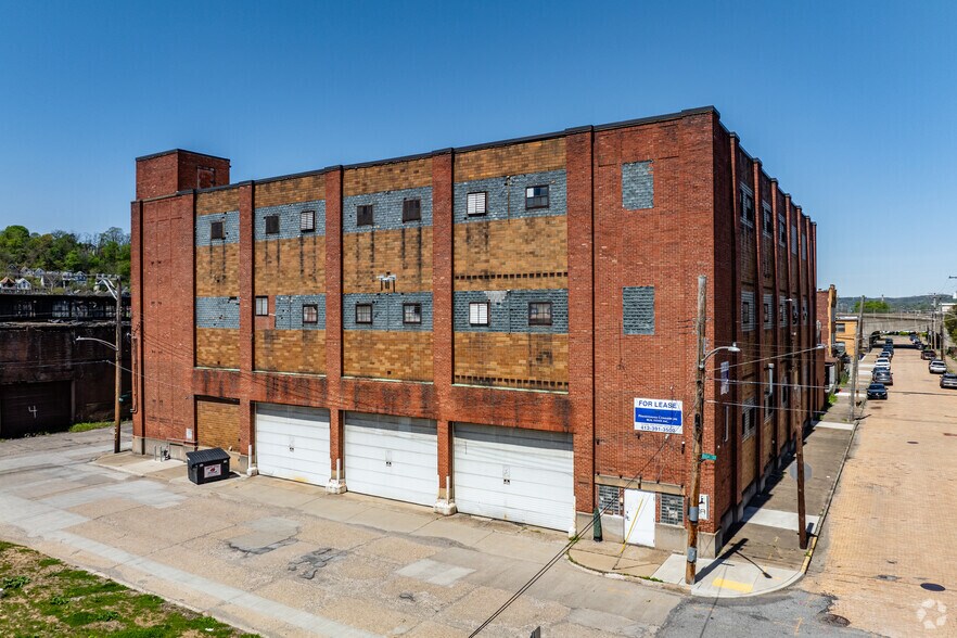 301 Munson Ave, McKees Rocks, PA à louer - Photo de l’immeuble – Image 1 sur 10